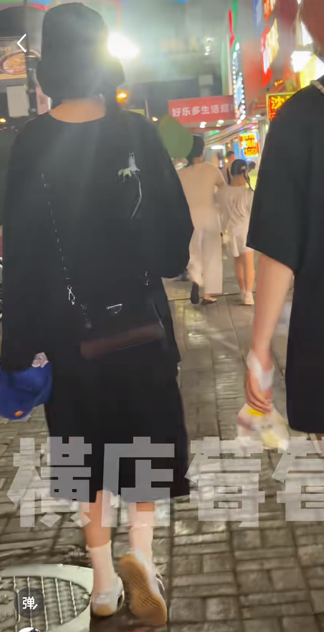 其实在横店想偶遇杨幂的最快方法就是在夜市卖莲蓬，你幂姐真的不止一次表达过自己很爱