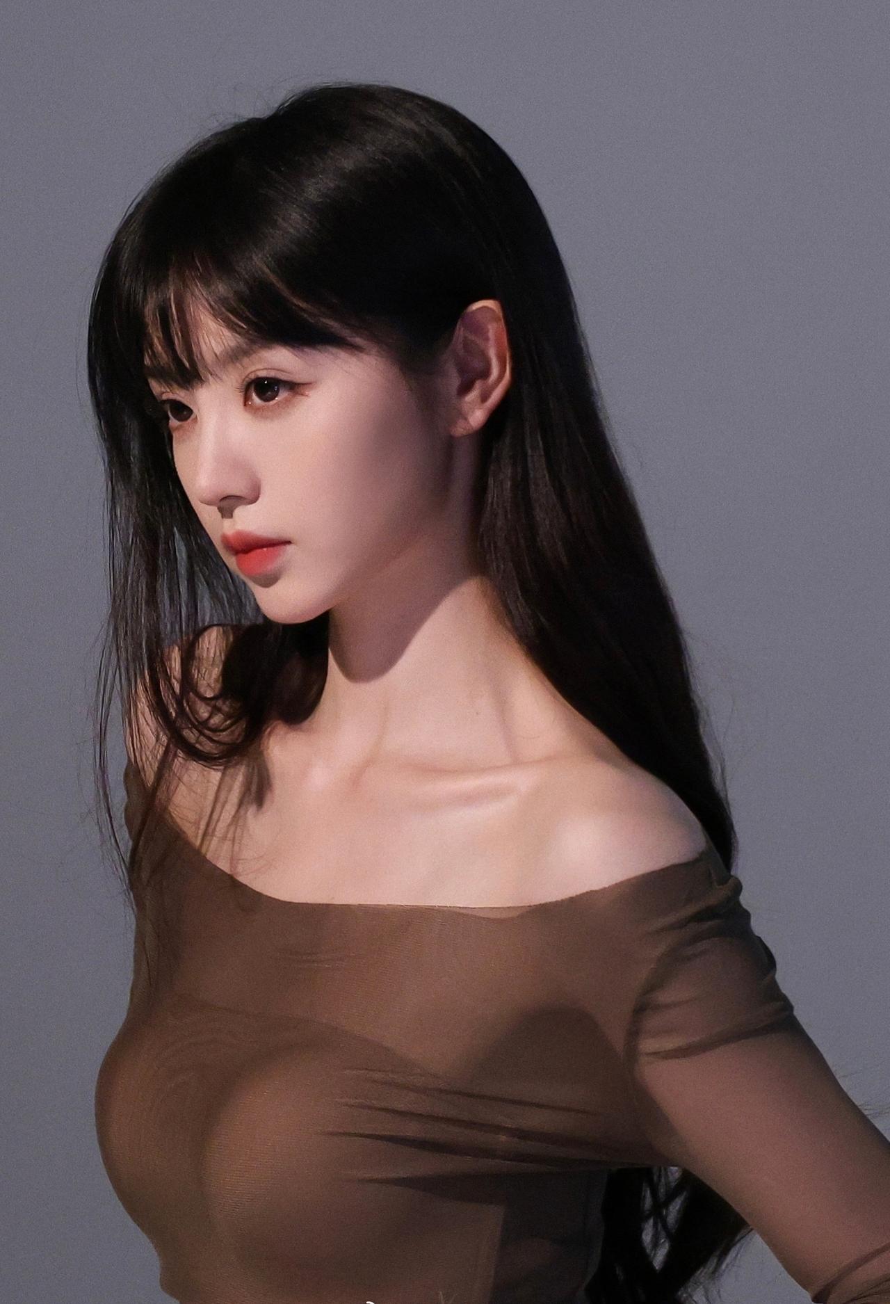 田曦薇维密照引爆全网！

甜妹的叛逆性感，

撕开内娱新审美！

田曦薇的维密新