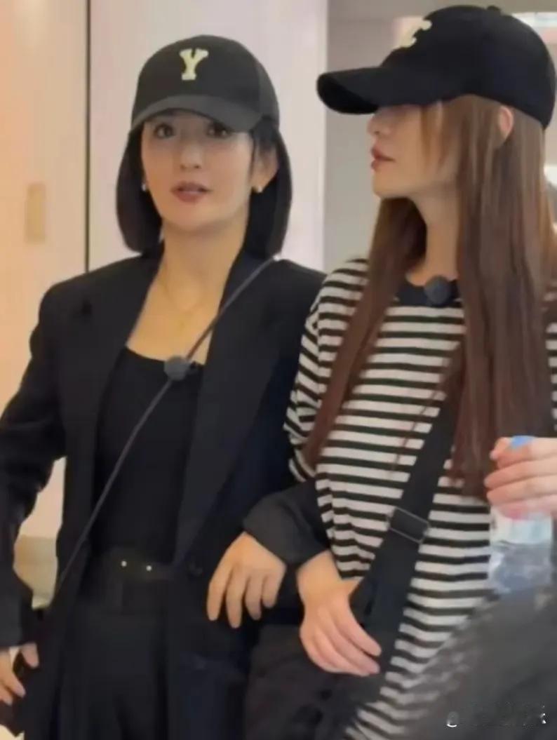 近日，有网友在北京街头惊喜偶遇谢娜与李小冉一同逛街，这一画面瞬间在网络上引发关注