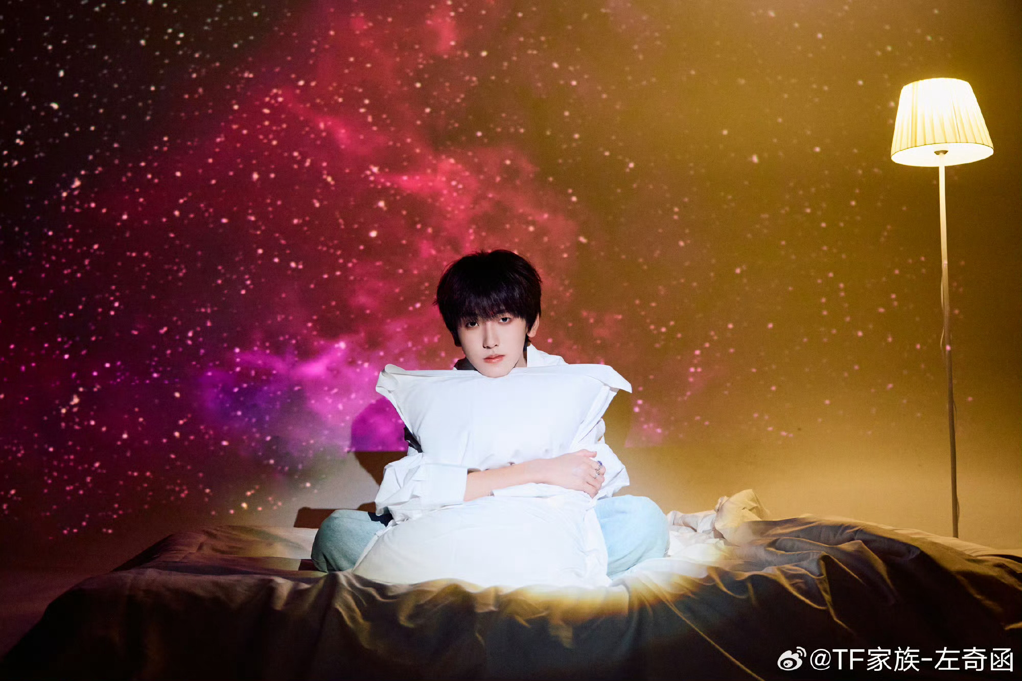 左奇函16岁刚好撞进了一场爱里左奇函生日大片 16岁的左奇函少年感拉满，颜值与气