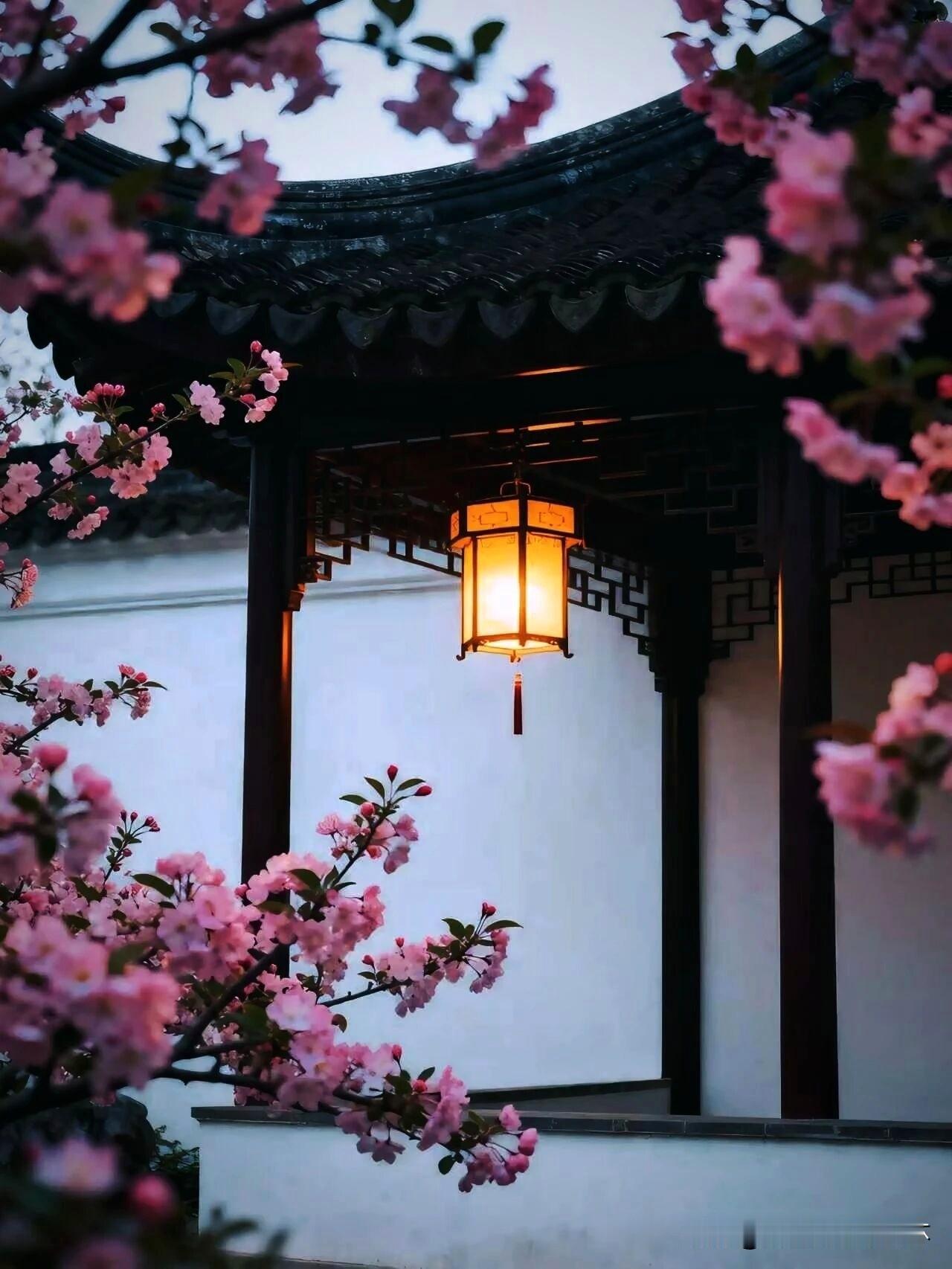 上联：袅袅茶烟心事乱
下联：有请雅士[玫瑰][玫瑰][玫瑰]