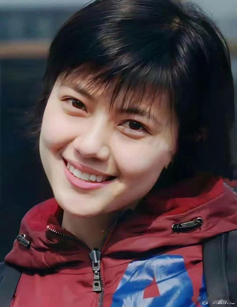 学生时期的高圆圆，这颜值真心惊艳，主打一个清新脱俗的既视感。 ​​​