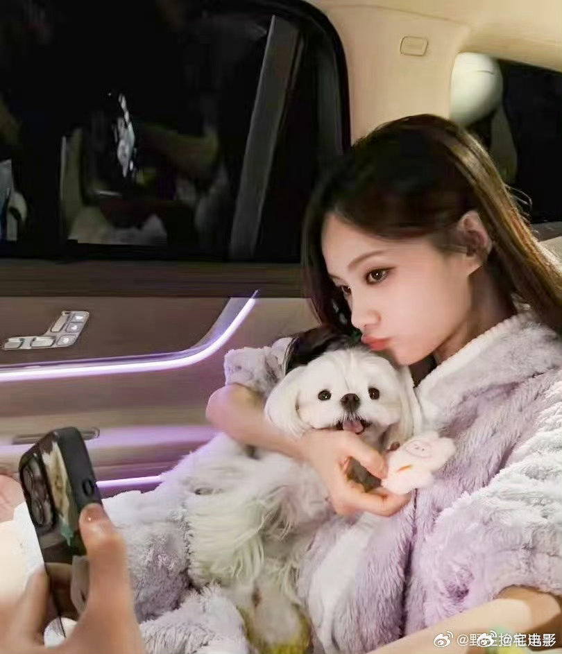 网友医院急诊偶遇李一桐偶遇李一桐医院看急诊 偶遇生病的李一桐，看着很憔悴，一定要