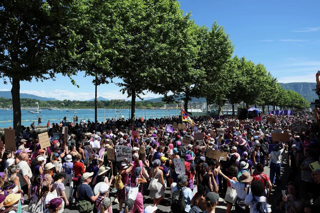 【瑞士警方向抗议者使用了催泪瓦斯】
日内瓦时间2026年6月15日，俄罗斯新闻社