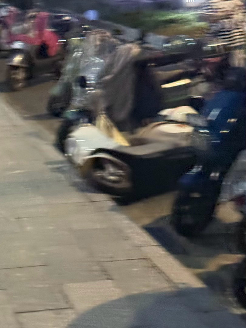 谁撞我车啊 也不知道给我扶起来