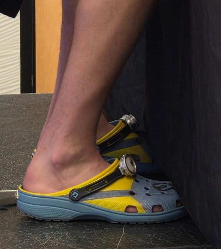 身高2.11米的约老师“童心未泯”，迷上了小黄人，看出席发布会穿的鞋，小黄人洞洞