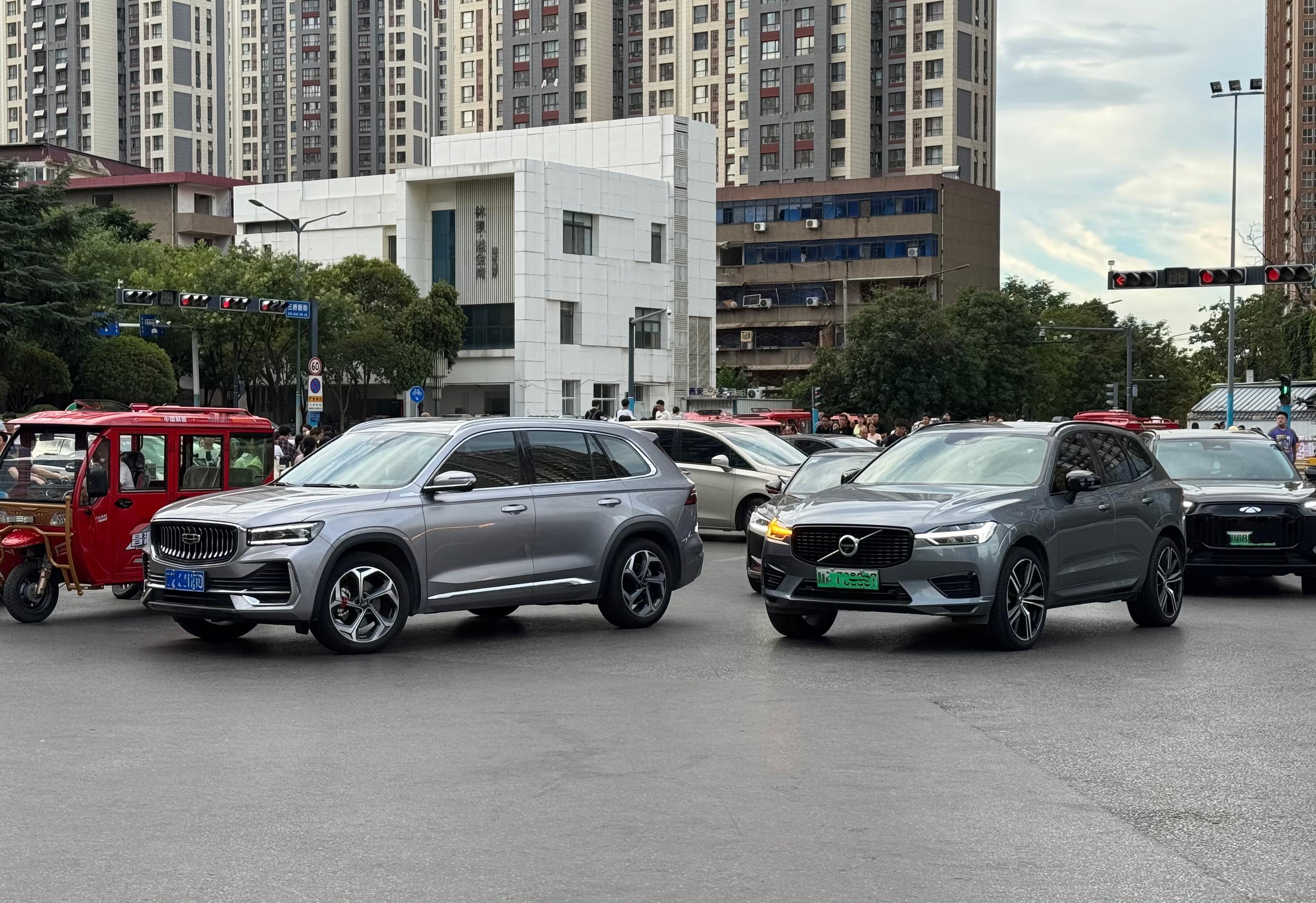 偶遇吉利星越L、沃尔沃XC60同框，这两款车前脸进气口太像了，不知道沃尔沃啥想法