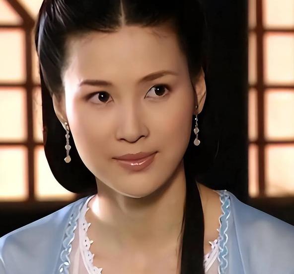 十二年前，温州首富周旭辉，瞒着结发妻子，看上了演李云龙之妻的童蕾，在金钱诱惑下，