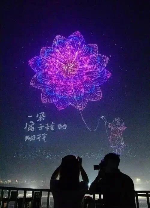 刷新世界纪录，浏阳烟花的“绝”不止于璀璨
当15947架无人机携7496支烟花在