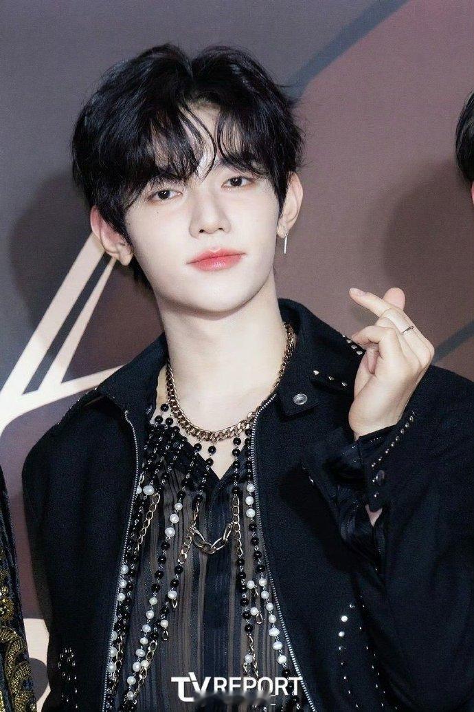 章昊KGMA新闻图状态  章昊KGMA红毯生图  在KGMA红毯上，章昊的生图展