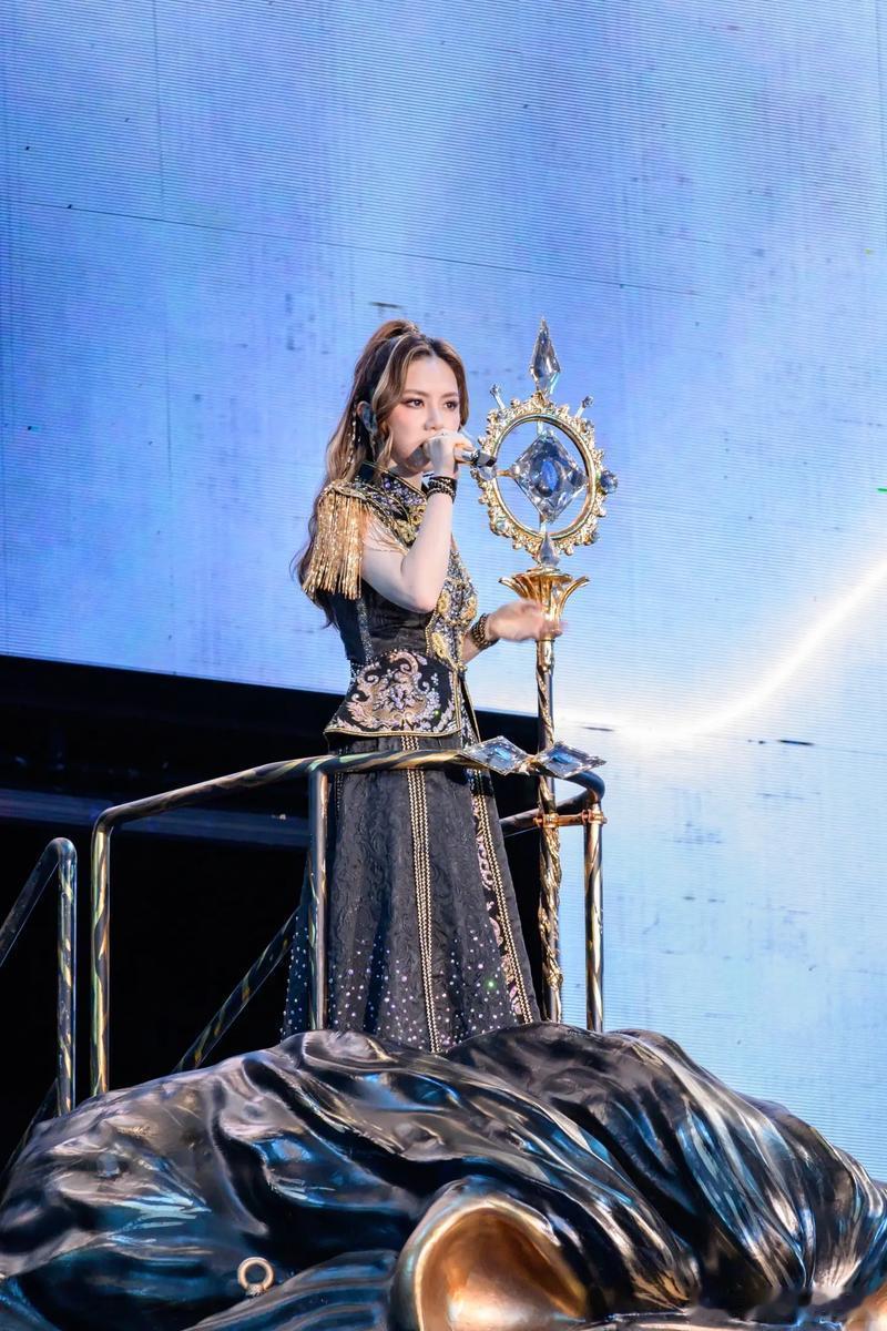 演唱会安保用暗号放行126人好家伙，这种事情也从侧面说明门票供不应求，外包保安在