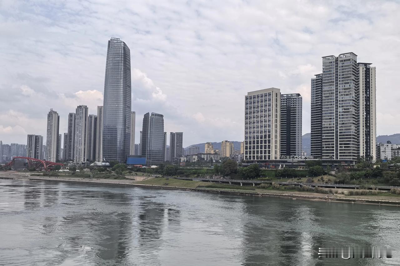 【十楼杂记】宜宾
两江汇一脉，我住长江头。
香漫酒都醉，烟波万古流。
     