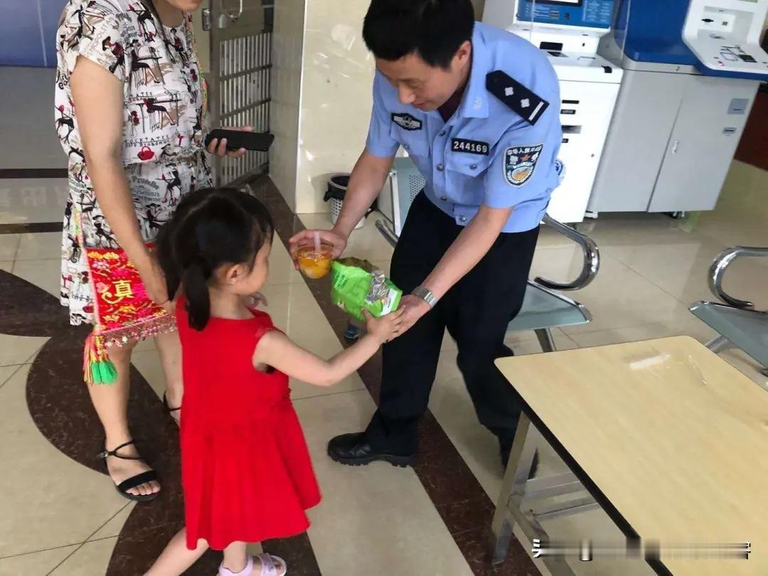 派出所所长抱回走失女童时，当场掉眼泪了！同事：从没见他这样，绷都绷不住
 
凌晨