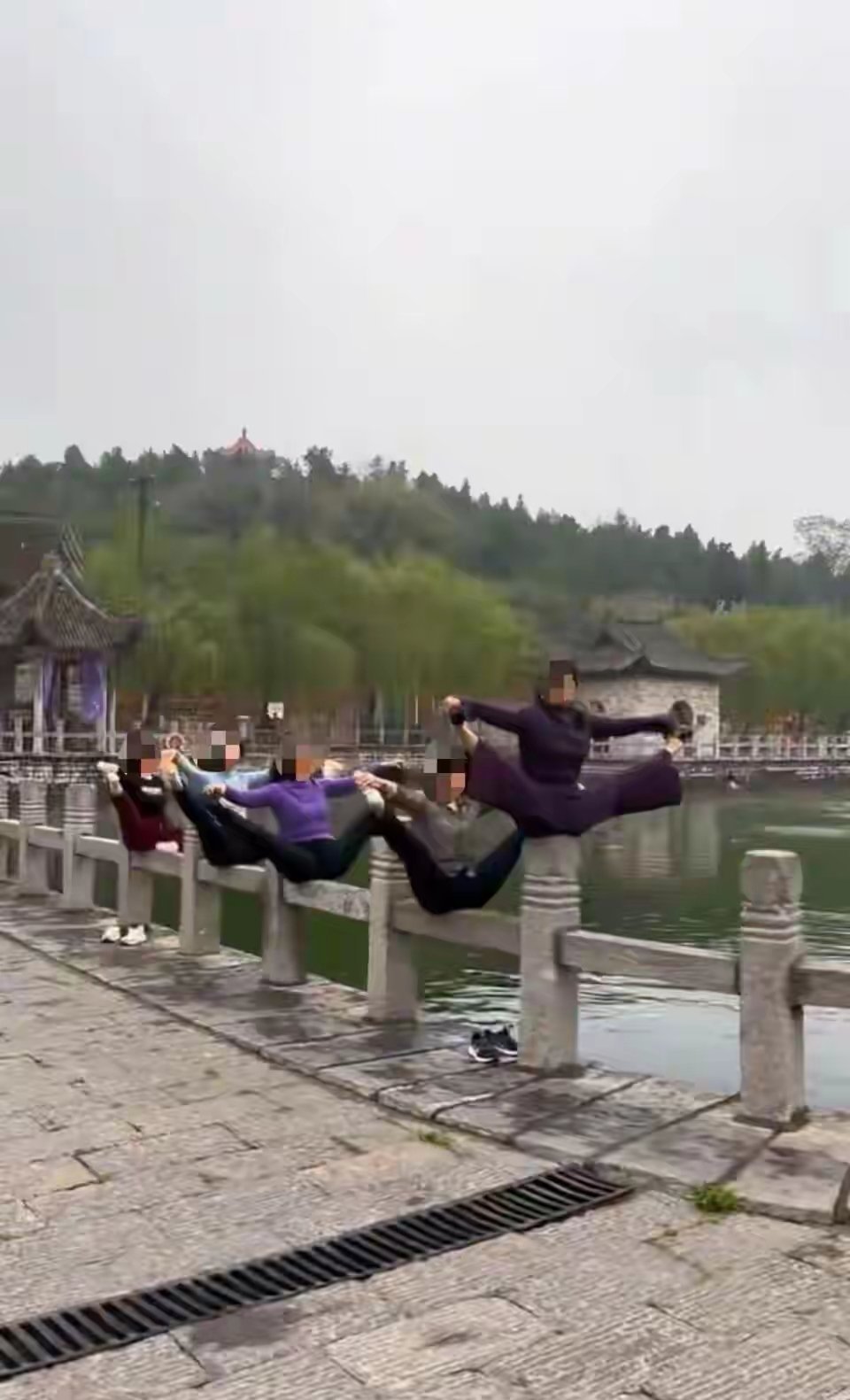 河南一景区有5名女子在湖边栏杆上，做高难度瑜伽动作秀柔韧；工作人员：近期会重点留