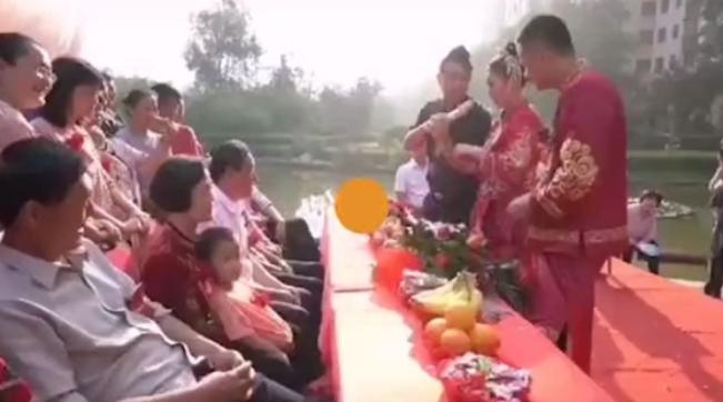 新娘给公公敬茶时喊了5次爸，公公都没抬眼皮接，新娘看向老公，老公竟也没有帮忙的意