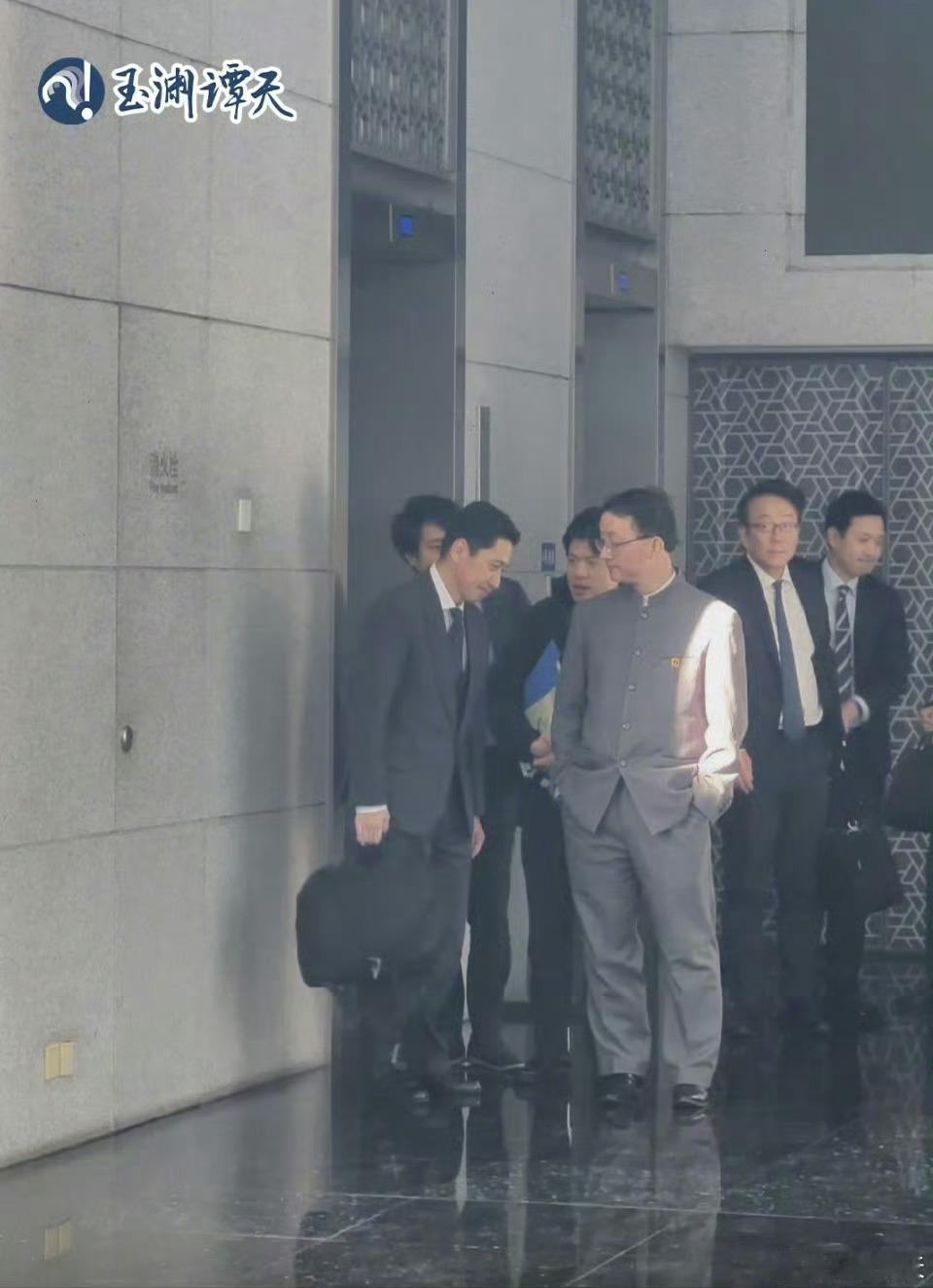 因为台湾问题来咱们这谈判的管不了国内那个，妥妥的一个出来走流程的。 