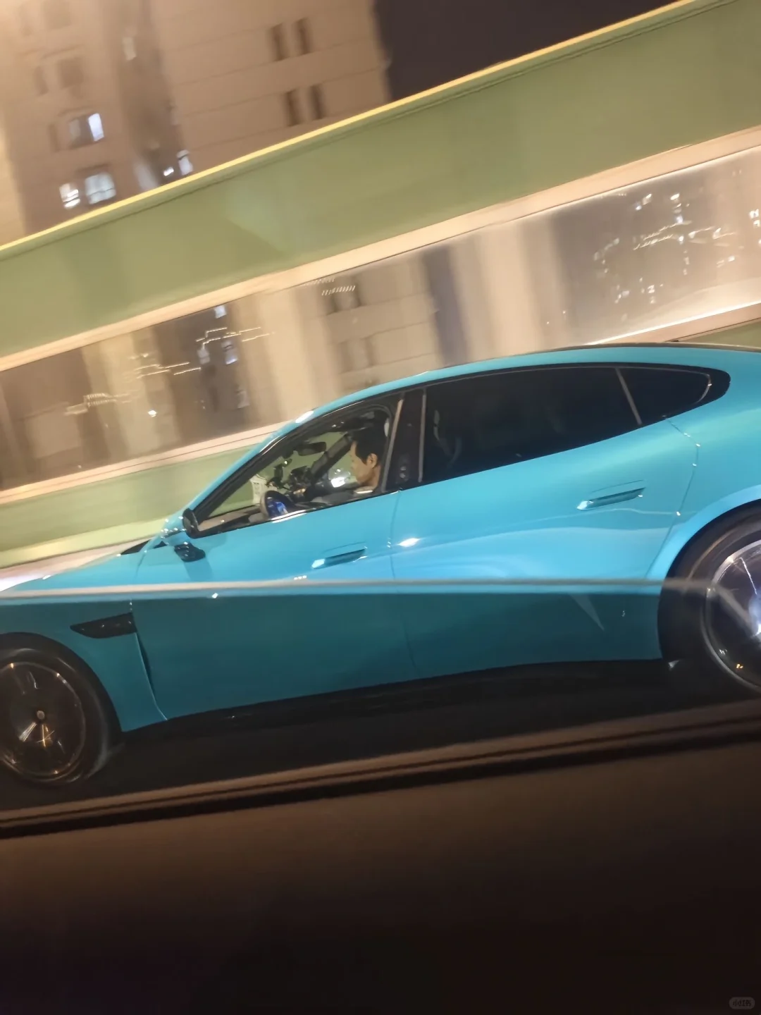 小米SU7不用请代言人，因为最好的代言人就是雷军自己，而且说句实话，在小米汽车之...