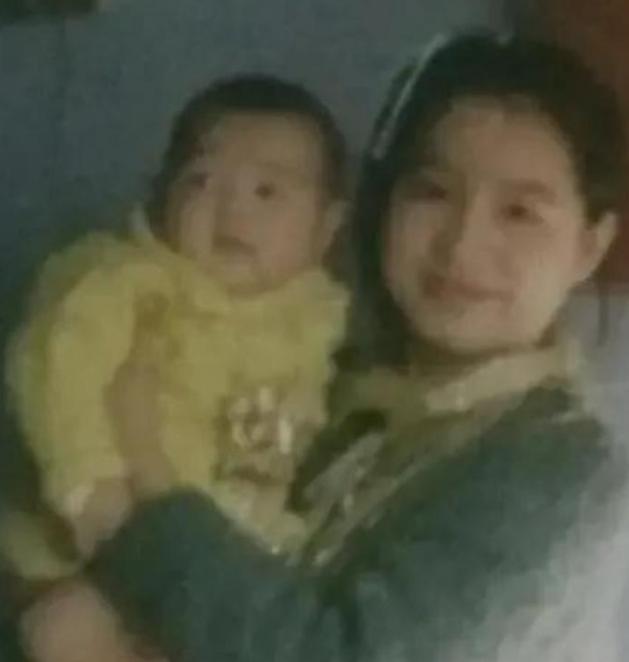 1976年，25岁女知青抱着4岁男孩回城，母亲气得半死，骂她未婚先孕，不知羞耻，