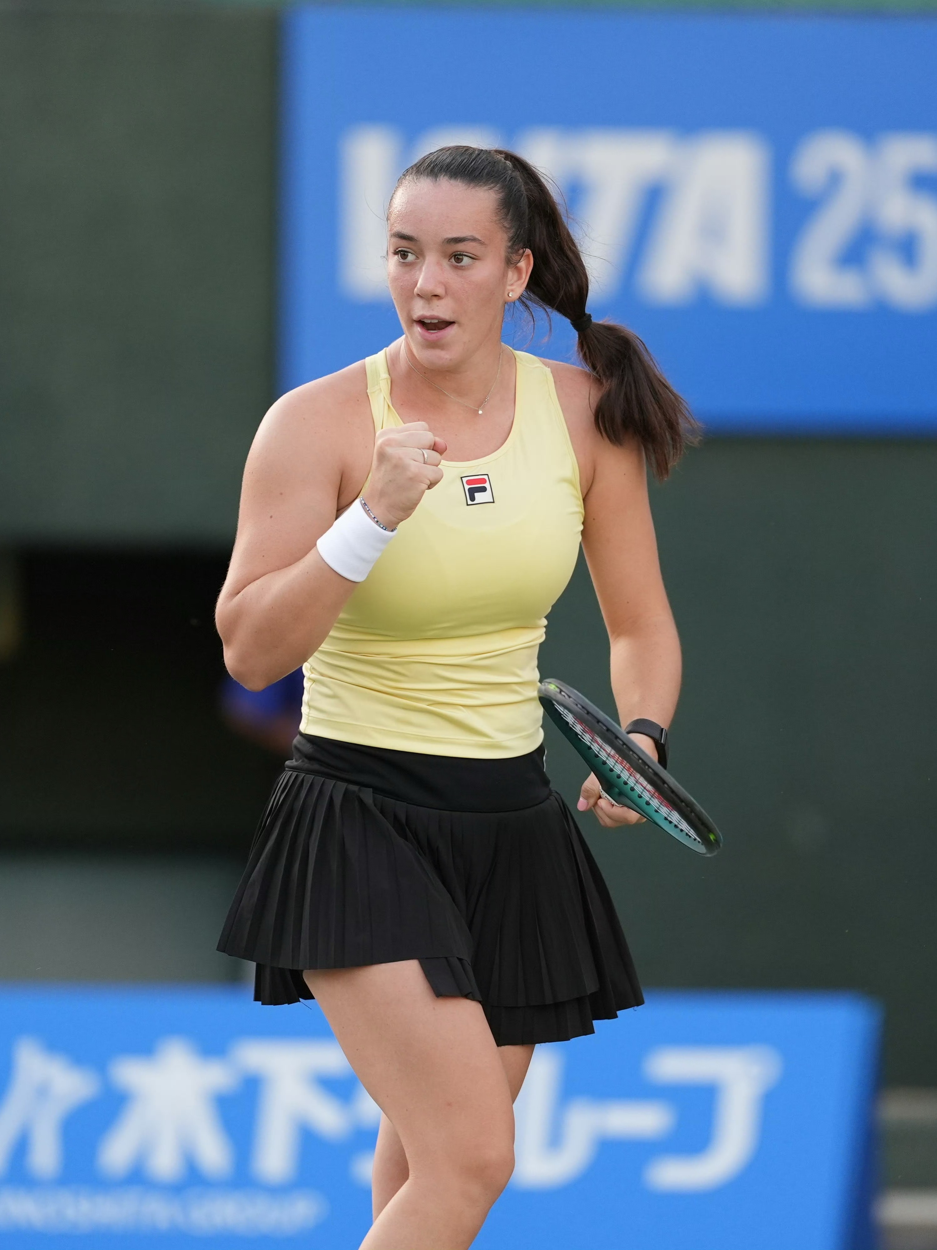 WTA250大阪站半决赛，18岁的捷克新秀瓦伦托娃以6-7(3)、6-4、6-3