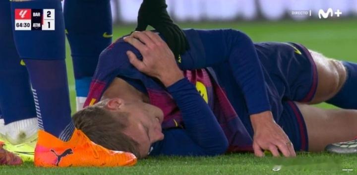 巴萨官方通报伤情，奥尔莫左肩脱臼决定保守治疗，预计伤缺1个月。巴萨西甲