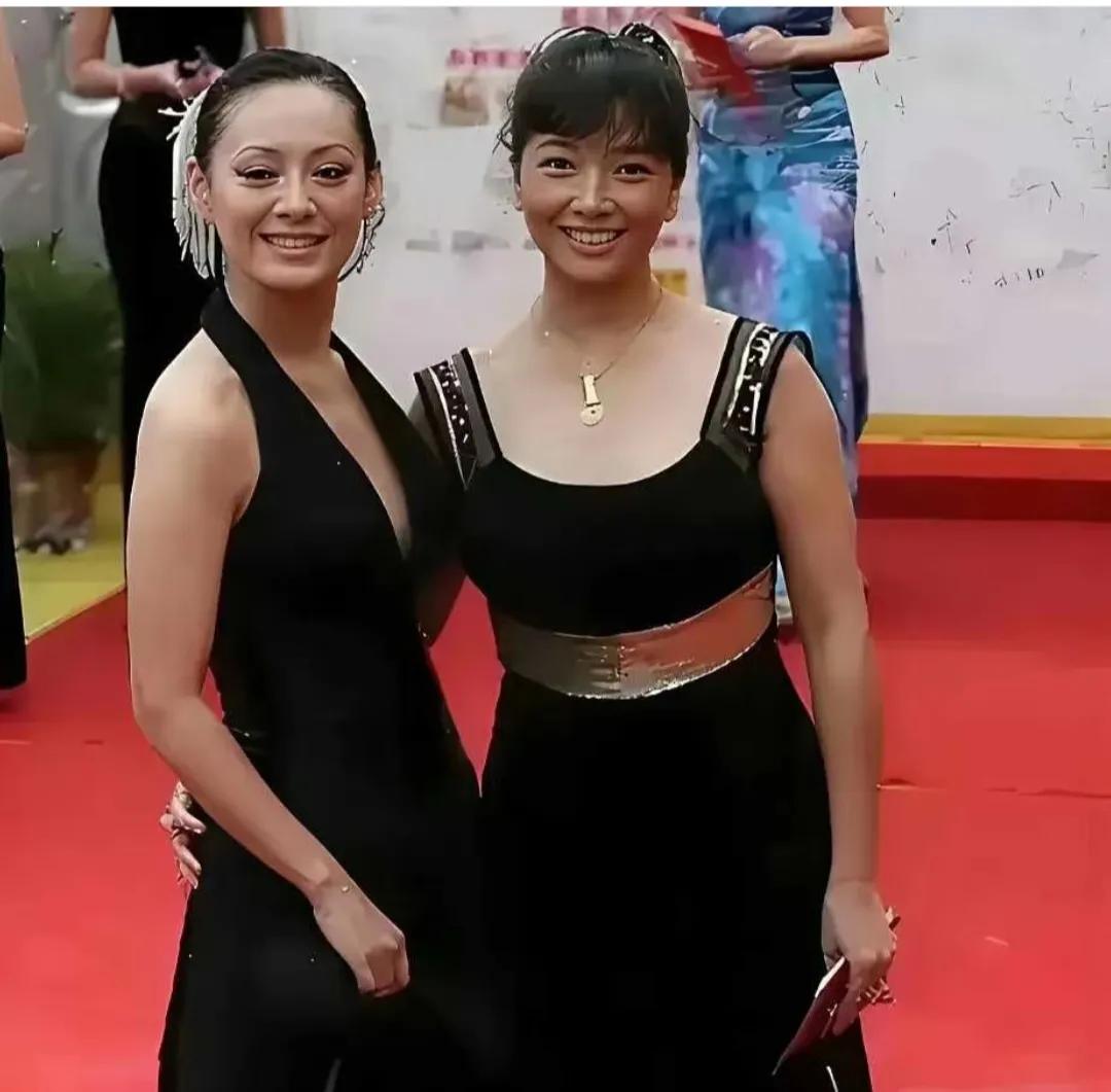 江珊，那时的她看着有村姑的感觉。