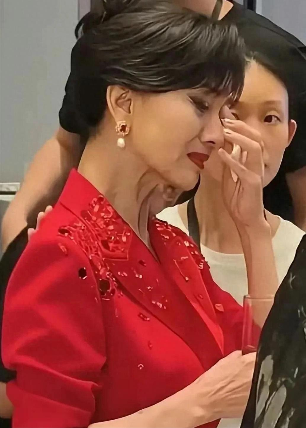 赵雅芝太难了！活动现场掩面落泪 ，72岁高龄仍是全家人的“顶梁柱”~

怎么感觉