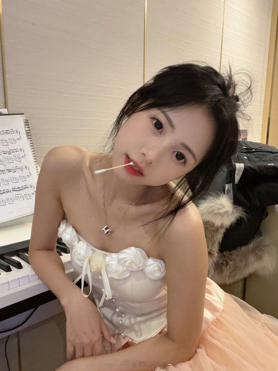 好吧，新裙子其实是这个，但是拍的视频不好看[喵喵] ​​​