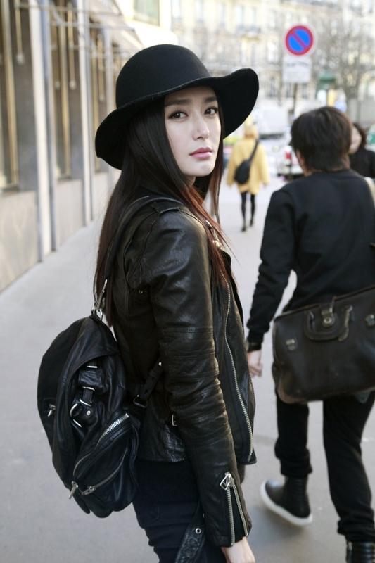 黄晓明的感情生活一直是大家热议的焦点。他曾有过几任知名女友。最早被大众熟知的是秦