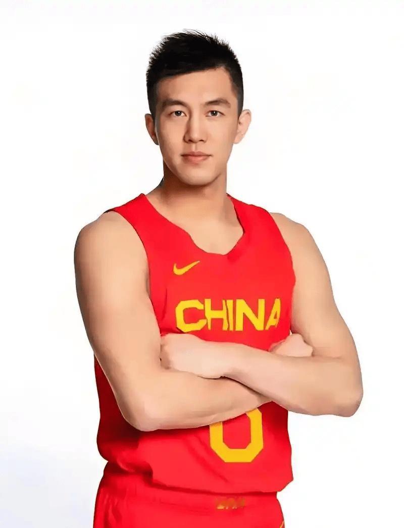 郭艾伦只签iQOO手机 赛场上，他是不服输的顶级控卫，只认硬实力。选手机，他一样