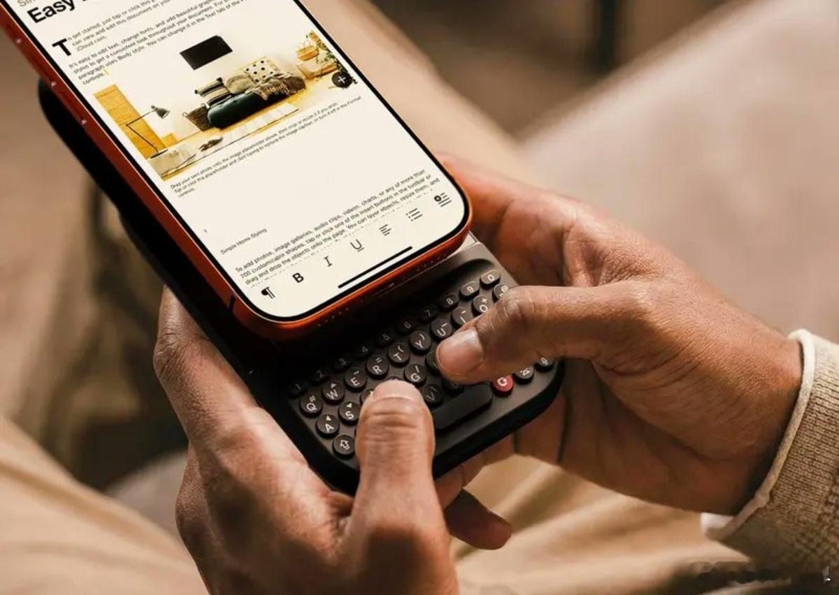 一款名为「Clicks Power Keyboard」的实体键盘。它可以吸附到任