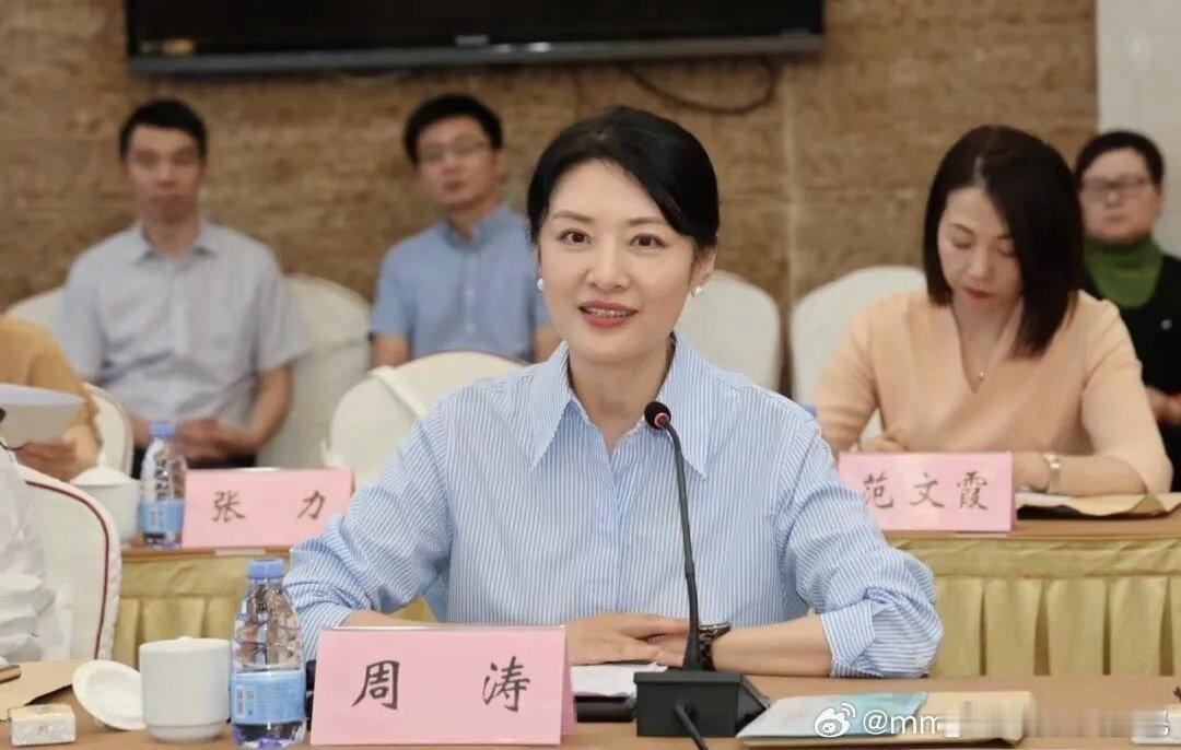 周涛回应不上春晚 不恋旧日荣光，只问当下是否全力以赴。这份清醒，太珍贵了。 