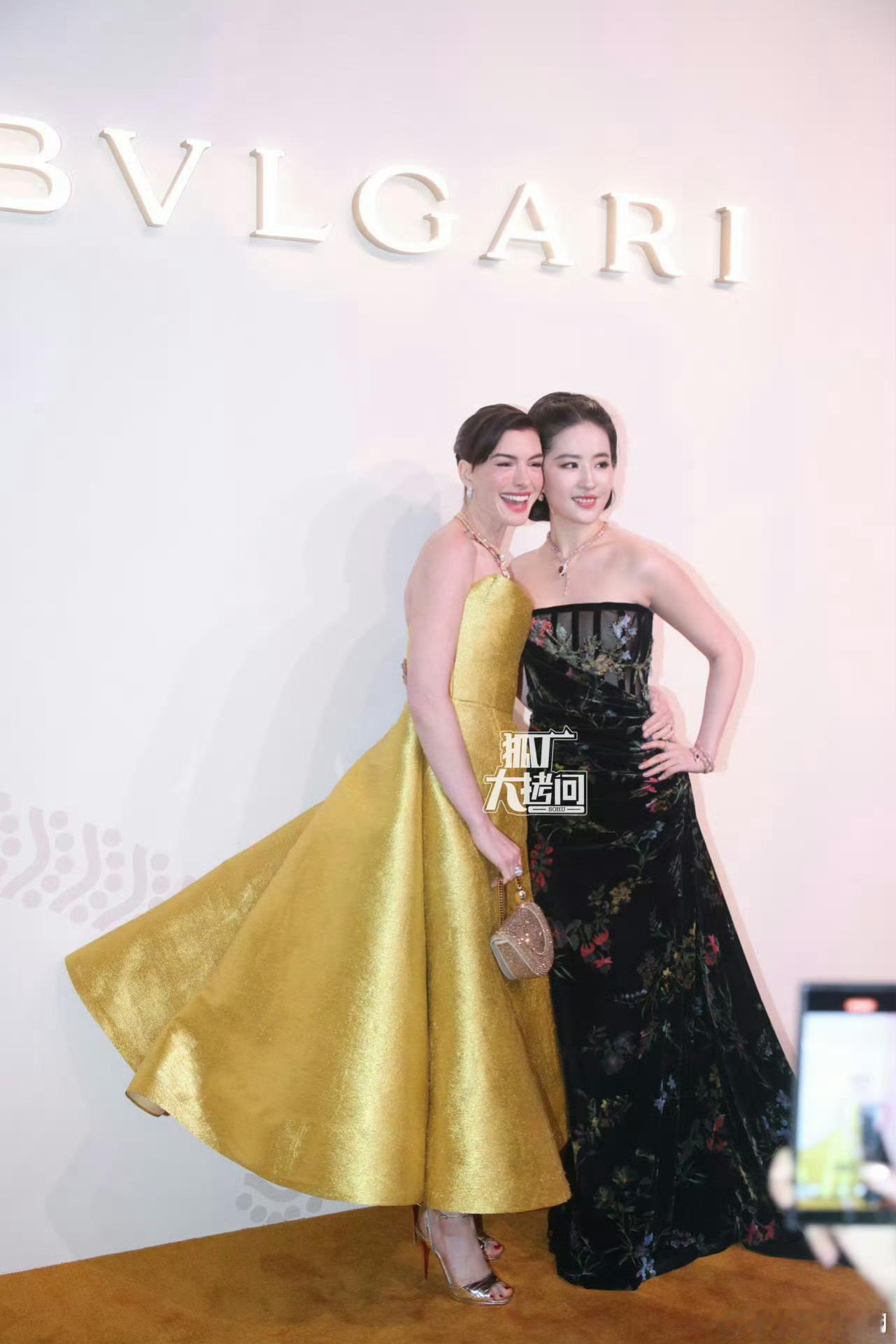 某粉刘亦菲竟然对着安妮笑，不行，媚好莱坞安妮对刘亦菲笑呢？安妮和刘亦菲贴脸笑呢？