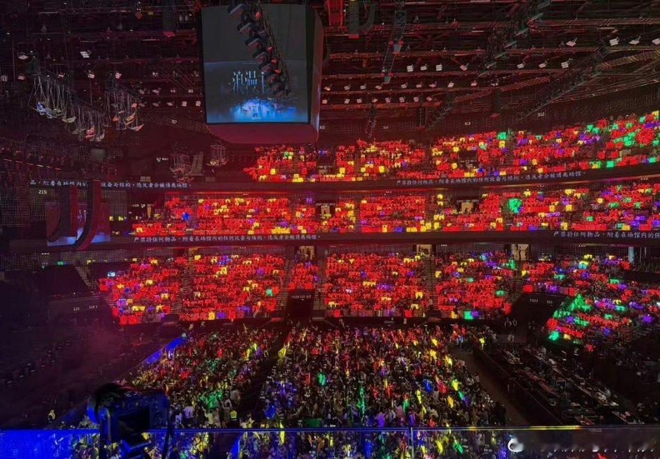 朱志鑫黄海、苏新皓红海、张泽禹绿海！今天TOP演唱会，谁灯牌最多？ 