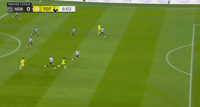 第7分钟，热刺通过纽卡的角球形成反击，约翰逊颇具威胁的传中被霍尔破坏，明显的角球