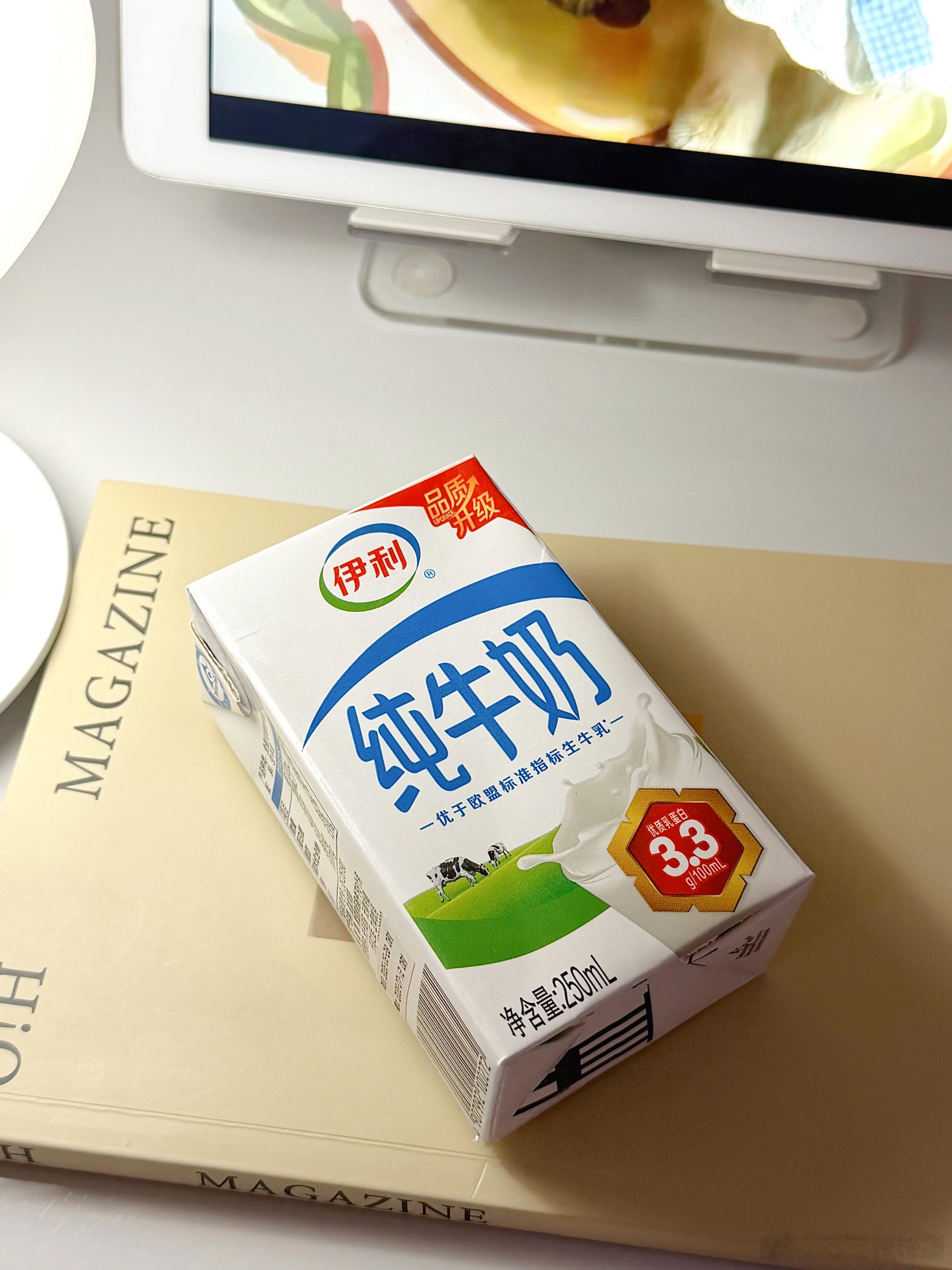 刷到伊利在北京双井地铁站打造的“双骄站”，7号线和10号线交汇，一边是7号的红，
