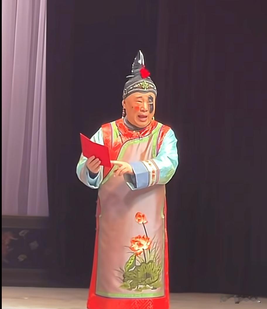 郭德纲太能搞怪了，把自己整的跟媒婆一样。自从郭德纲成名之后，非常的飘。正儿八经说