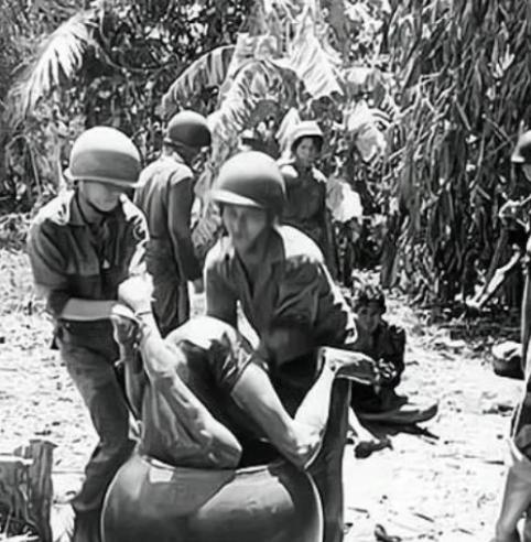 1969年，越战期间，美军士兵对越南女游击队员有多恨，看了这张照片就知道了。

