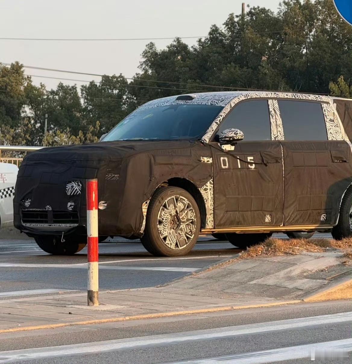 据传这是小米的全尺寸增程 SUV？虽然还是带伪装，但是已经霸气外露了。