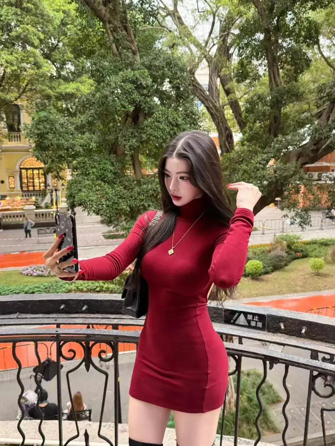 在绿意盎然的城市园林里，复古红砖建筑爬满藤蔓，葱郁香樟与修剪整齐的灌木相映，雕花