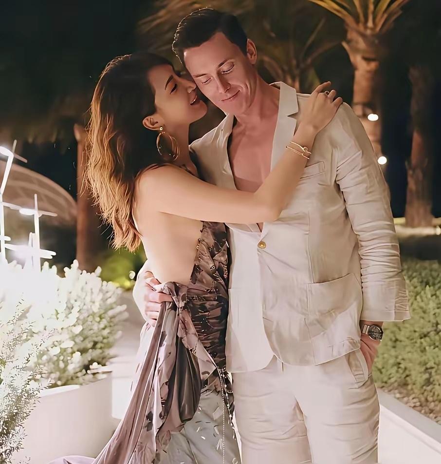 离开错的人，原来真的能活成人间理想。
 
我真是很欣赏许婧如今的生活状态：清醒独