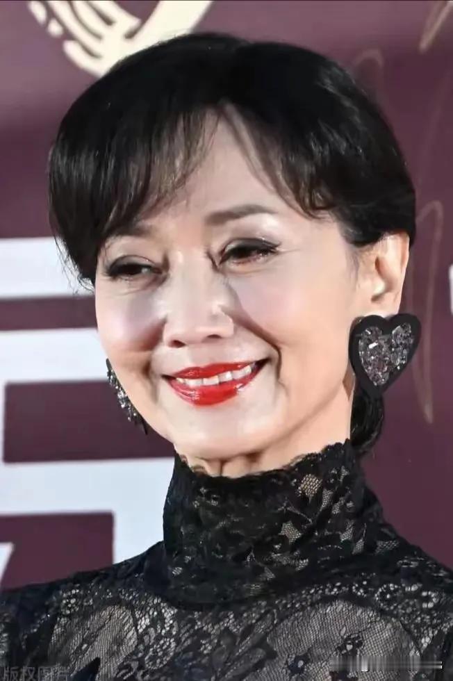 赵雅芝的脸如果近距离看的话，衰老的也是不成样子，毕竟年龄大了，无论怎么打扮和修饰