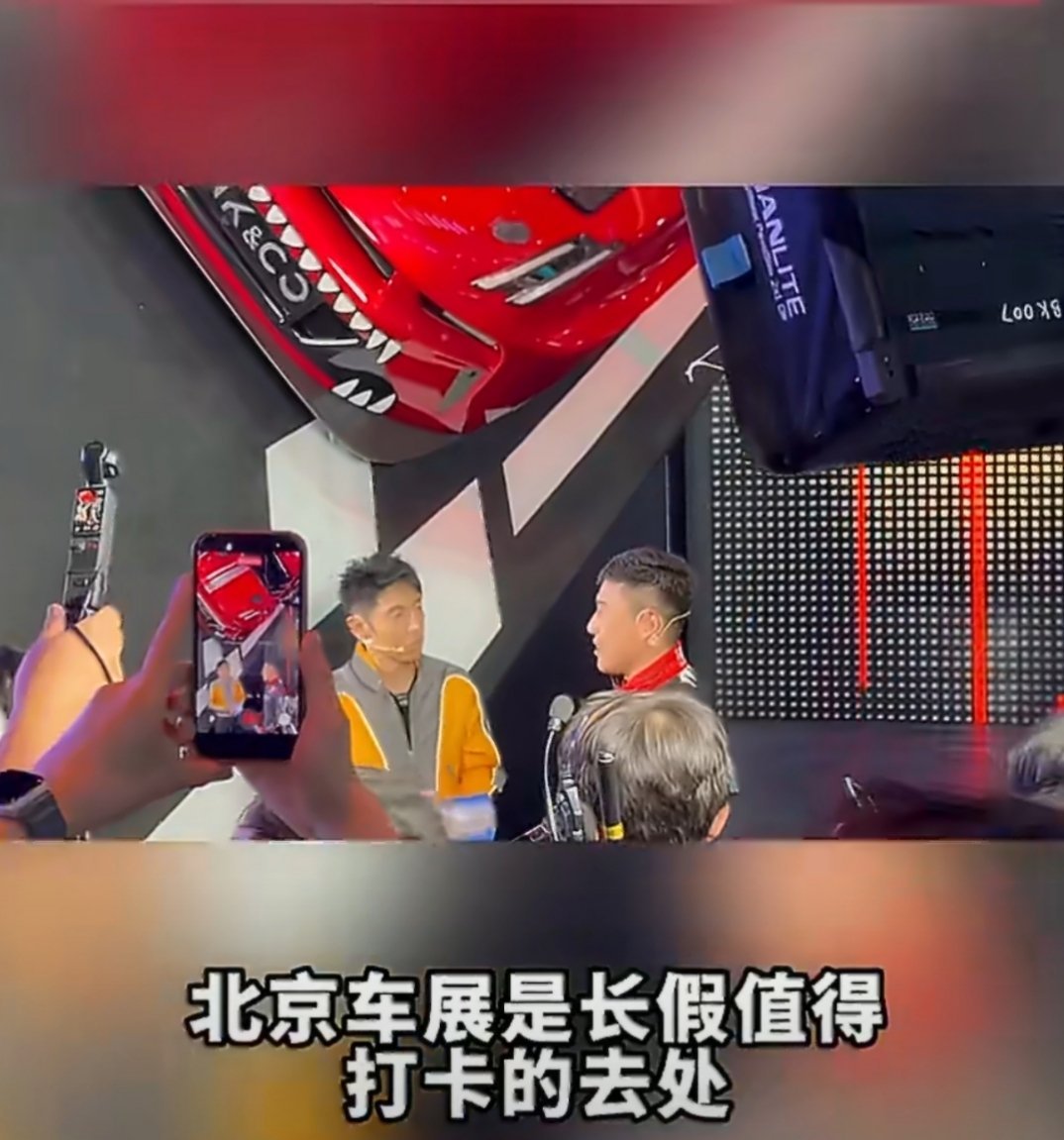 撒贝宁随地大小演 撒老师这是什么神仙即兴表演，随地大小演也太可爱了吧，松弛感拉满