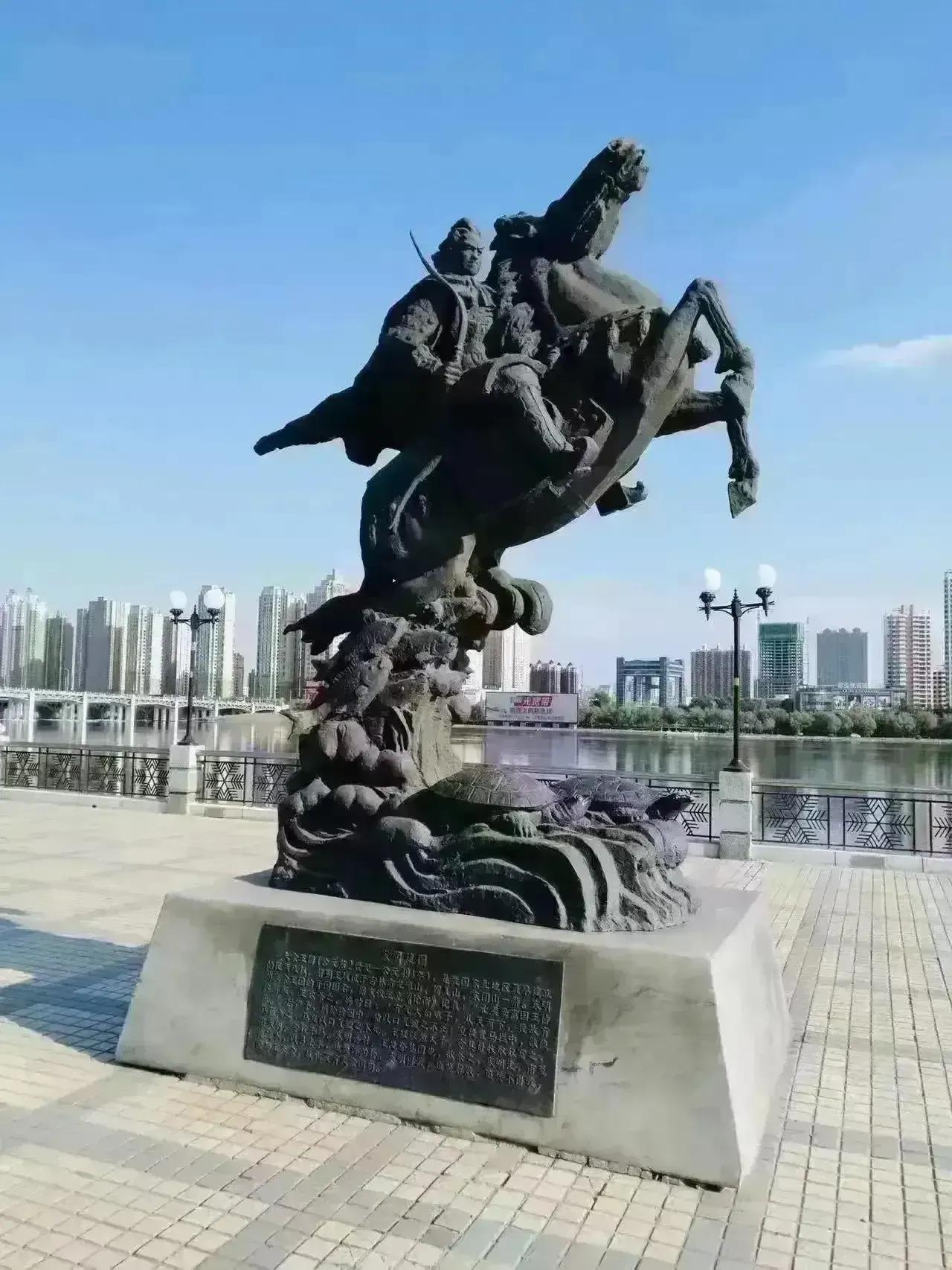 已有四十多年历史的吉林“立马双龟”雕塑双龟被阉割，明显就是给吉林前几年那些被双规