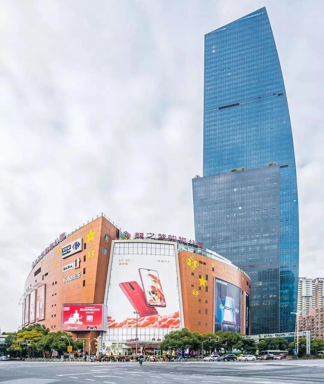 国内两大聚人气超级商场，上海中山公园龙之梦、北京西红门荟聚常年稳居全国客流榜单前