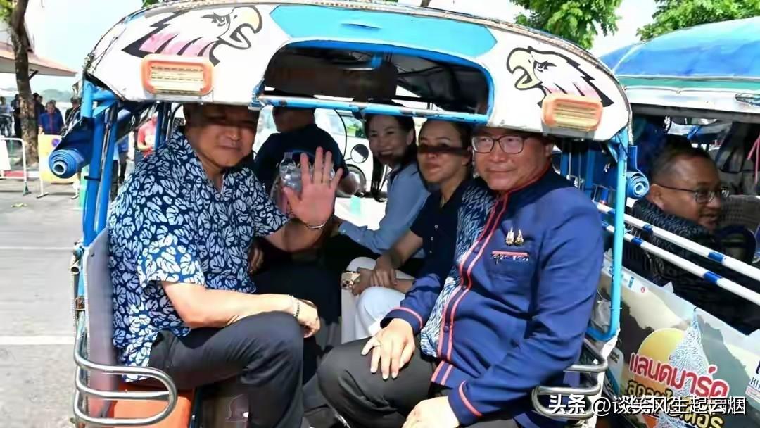 阿努廷总理是真的身体力行。

坐着三轮车参加活动。再次当选泰国总理的阿努廷，正好