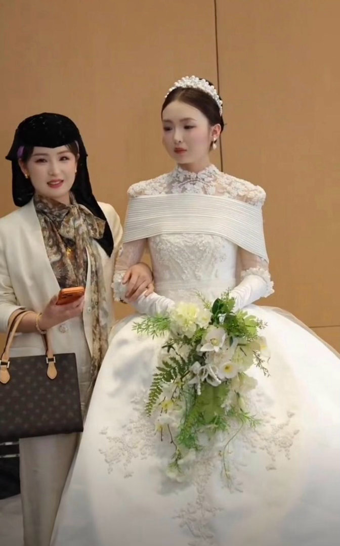 新娘的妈妈才32岁，回族人也太漂亮了吧 
