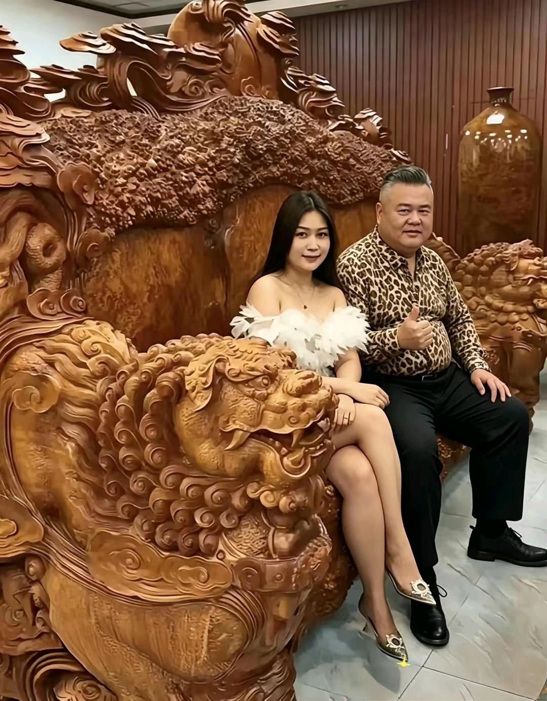 先不说多少钱，
咱就问一句：
你家客厅摆得下吗？
你敢坐上去吗？
反正白送我，