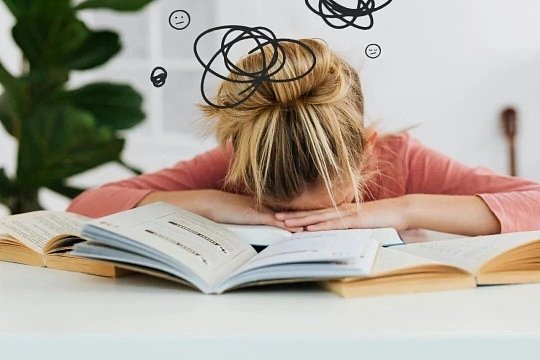 低精力人开始分析自己低精力人群陷入自我复盘，慢慢拆解疲惫的根源，既在思考身体的倦
