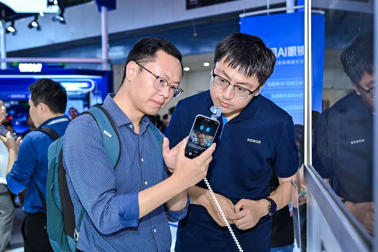智能手机行业形态多年未有颠覆性革新，荣耀凭借Robot Phone撕开全新赛道，