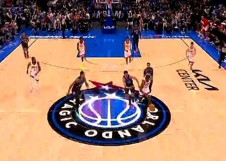 艾顿的话，好像真把卡佩拉惹毛了。

比赛刚开始，卡佩拉就在防守端上了强度，直接一